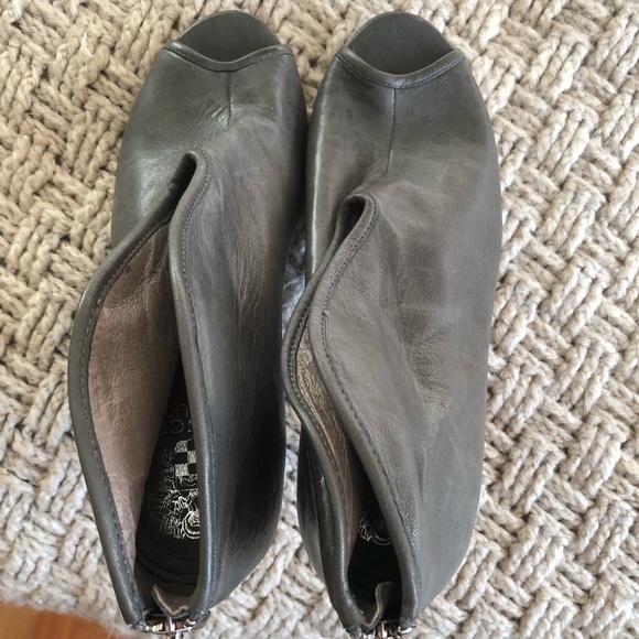 🆕 GRAY VINCE CAMUTO HEELED BOOTIES WITH OPEN TOE - Picture 6 of 7